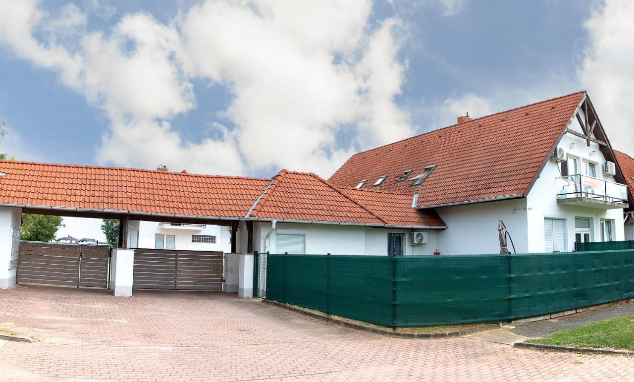 Lux Apartman Buek Esterno foto