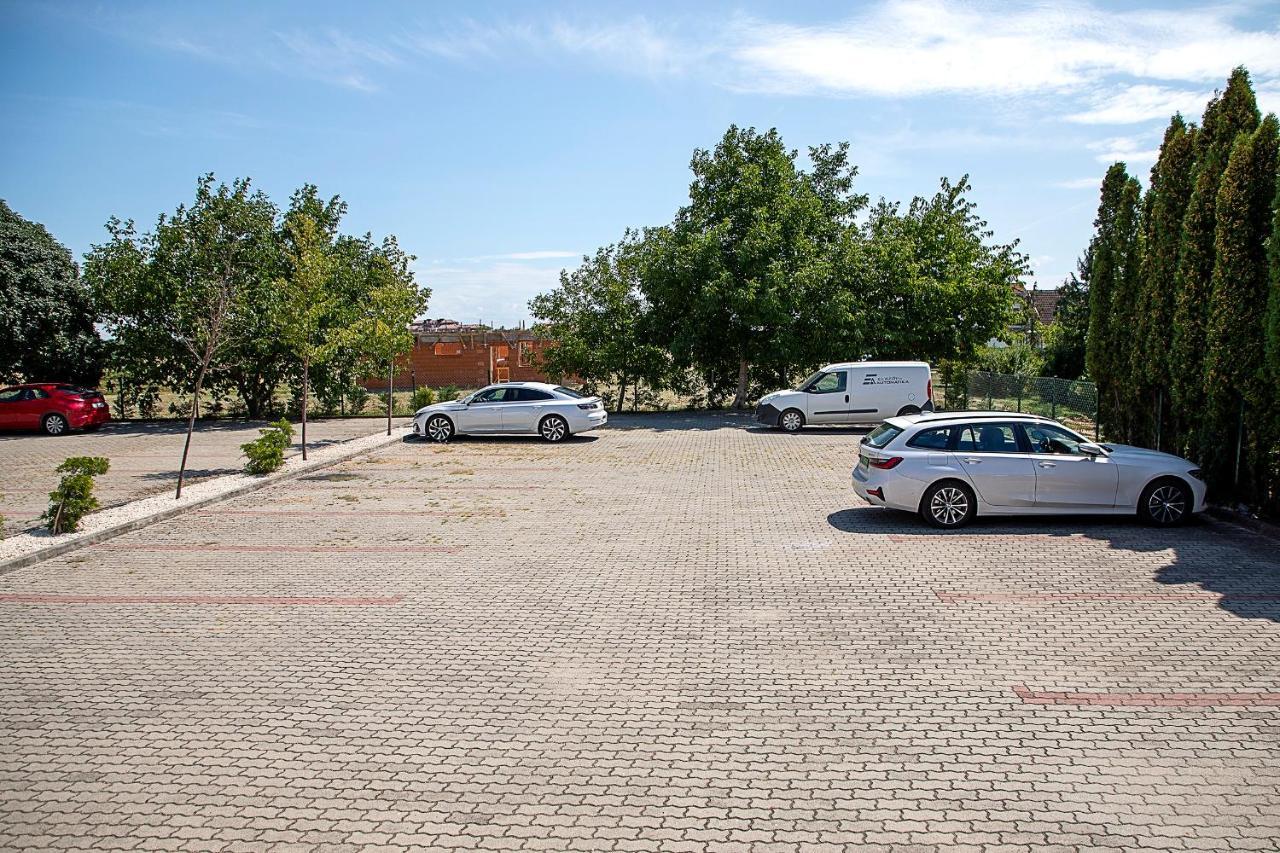 Lux Apartman Buek Esterno foto