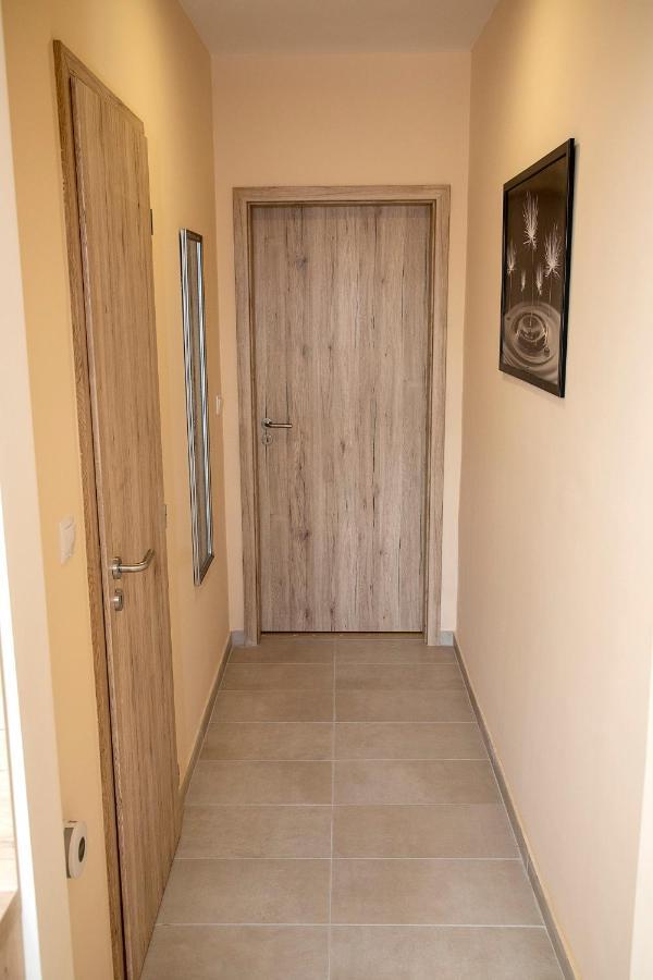 Lux Apartman Buek Esterno foto