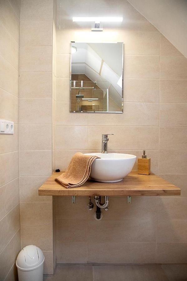 Lux Apartman Buek Esterno foto