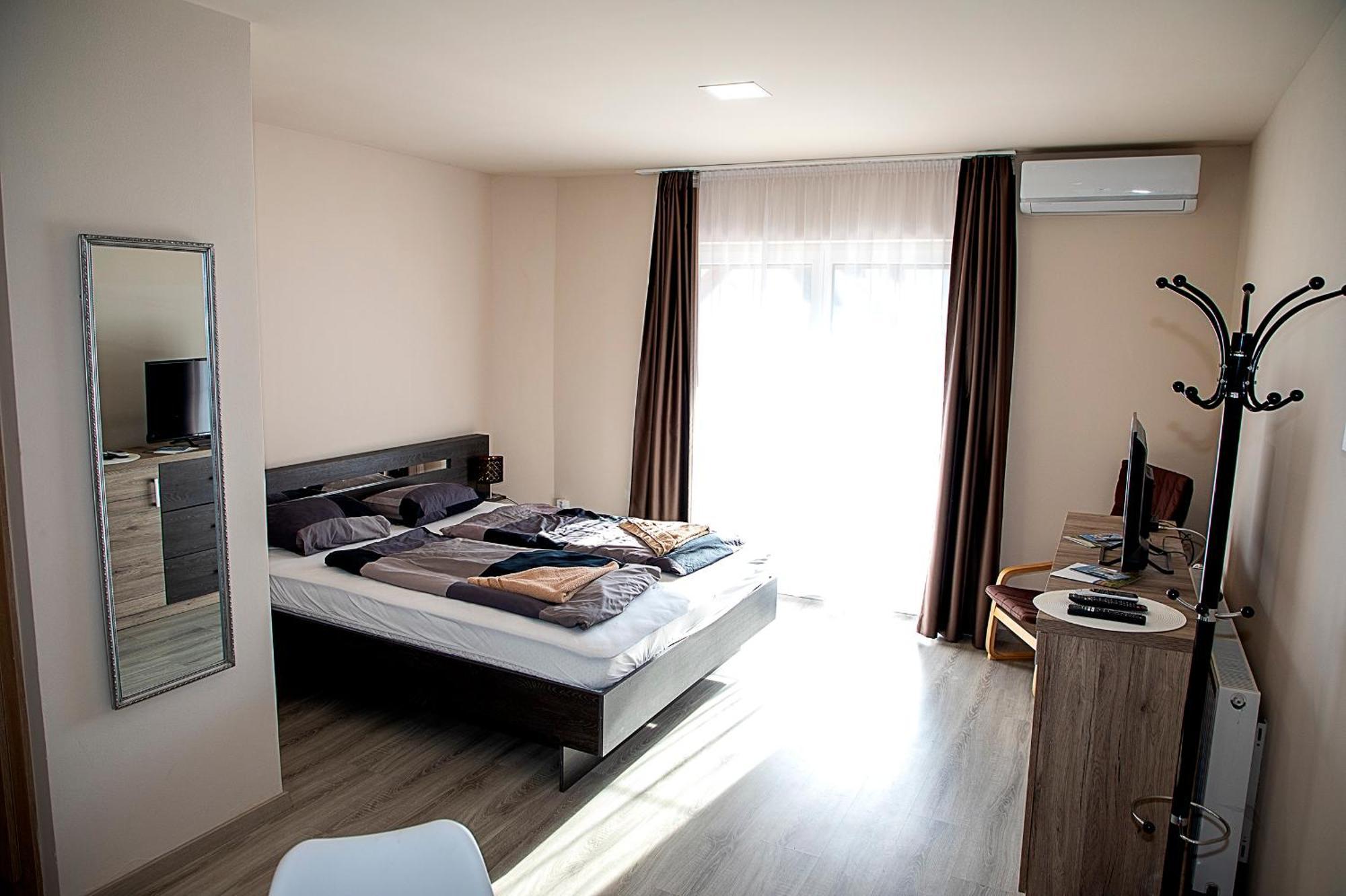 Lux Apartman Buek Esterno foto